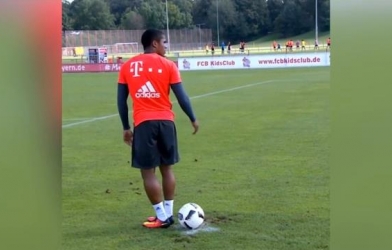 VIDEO: Phong cách đá pen cực ảo của sao Bayern