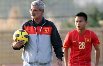 B.Bình Dương xác nhận đàm phán với HLV Calisto