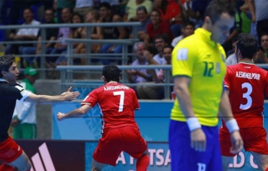 Iran tạo cú sốc lớn trước Brazil, TBN vào tứ kết