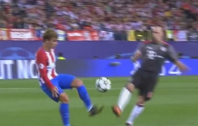 VIDEO: Griezmann xử lý tinh tế biến Ribery thành 'gã hề'
