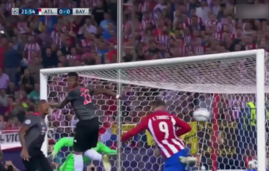 VIDEO: Torres bỏ lỡ khó tin từ khoảng cách 2m