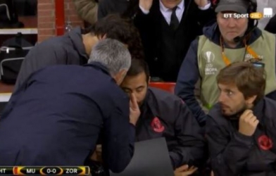 VIDEO: Mourinho nổi cơn thịnh nộ với trợ lý ngay trong trận đấu