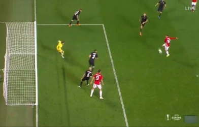 VIDEO: Pha kiến tạo siêu 'dị' của Rooney cho Ibrahimovic