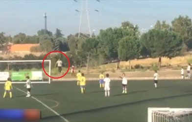 VIDEO: Ronaldo sắm vai người nhặt bóng trong trận đấu của con trai