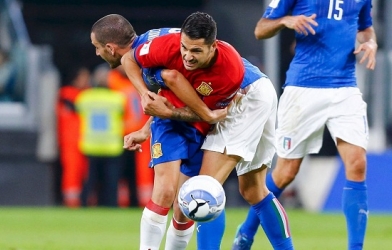 Hàng thủ mắc lỗi, Tây Ban Nha chấp nhận cưa điểm với Italia