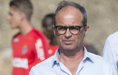 Chơi ngông, MU thuê giám đốc đối thủ về làm nhân viên