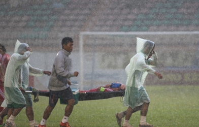 Sao HAGL cấp cứu khẩn cấp sau pha va chạm mạnh