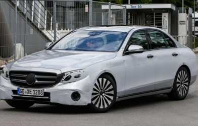 Mercedes đạt doanh thu ngoạn mục tháng 9, BMW im lặng