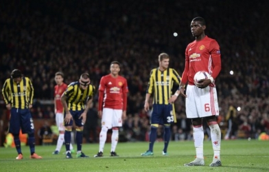 VIDEO: Pogba tái hiện phong cách đá pen siêu dị trước Fenebahce