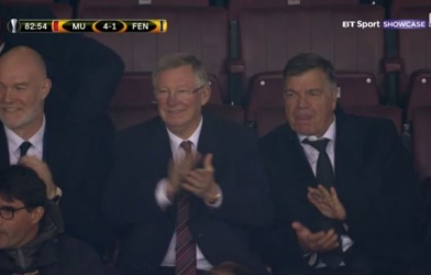 Khoảnh khắc Sir Alex và CĐV MU ăn mừng khi Van Persie ghi bàn