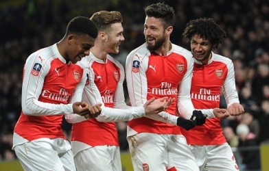 Tin bóng đá Anh 1/11: Giroud quyết 'hất cẳng' Sanchez, Lý giải vụ Mourinho bị đuổi lên khán đài