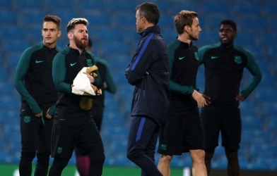 Quên đồ, sao Barca lỡ hẹn trận cầu với Man City