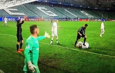 Video sự thật vụ Ronaldo giẫm lên người đối thủ