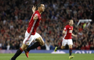 Ibra lập kỷ lục sau cú đúp bàn thắng vào lưới Swansea