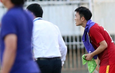 Xuân Trường tái hiện hình ảnh 'chỉ đạo' đồng đội giống C. Ronaldo