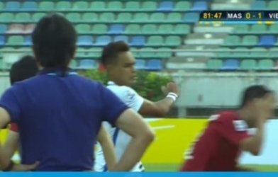 VIDEO: Hành động thiếu fair-play của cầu thủ Malaysia với Thành Lương