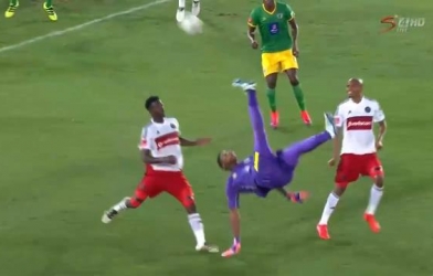 VIDEO: Bàn thắng khó tin nhất từng ghi bởi thủ môn