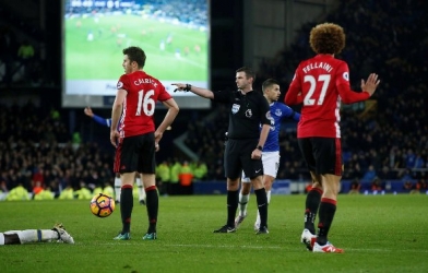 Chùm ảnh: Bi kịch của Fellaini tại Goodison Park