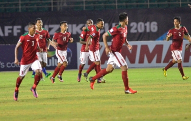 HLV Riedl nhận lời cảnh báo, đau đầu vì hàng thủ