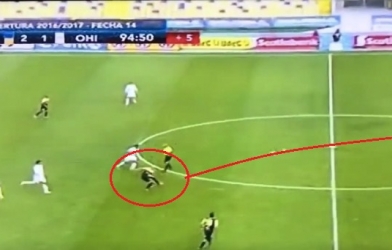 Dâng lên như Neuer, thủ môn phải ngỡ ngàng với cú volley không tưởng từ giữa sân