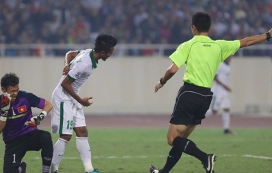 Chuyên gia nước ngoài ngơ ngác vì thẻ đỏ của Nguyên Mạnh