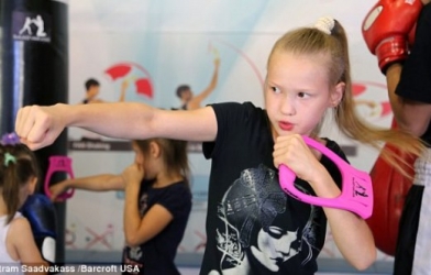 VIDEO: Cô bé 9 tuổi tung 221 cú đấm trong 30 giây