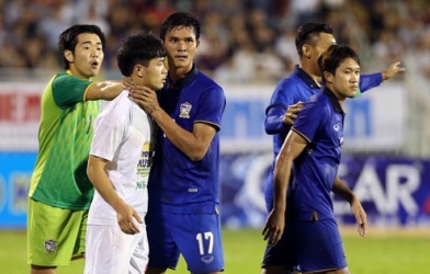 Cầu thủ Thái Lan bóp cổ Công Phượng, Văn Toàn, Xuân Trường nổi nóng