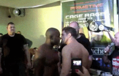 VIDEO: Choáng với cách võ sỹ UFC chọc tức đối thủ trước trận đấu
