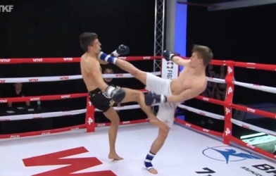 Cú đá được ví 'như 1 vụ nổ' khiến đối phương bật ngửa tự thua