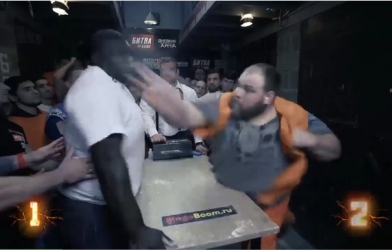 VIDEO: Trận chung kết thi tát khiến người xem 'nhăn mặt'