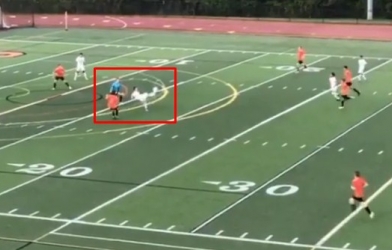 VIDEO: Thủ môn học Neuer gặp đúng tiền đạo học Ibrahimovic