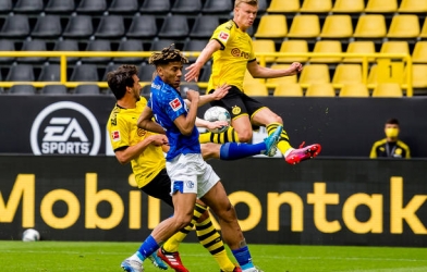 Haaland tỏa sáng, Dortmund trở lại Bundesliga đầy ấn tượng