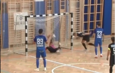 VIDEO: 'Khó chịu' với màn sút mãi không vào nổi khung thành 'ma ám'