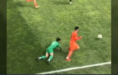 VIDEO: Cầu thủ tránh 3 cú xoạc liên tiếp trước khi kiến tạo hoàn hảo 