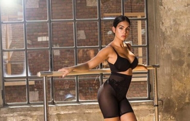 Ngắm bộ ảnh nóng bỏng trong phòng tập của bạn gái Ronaldo