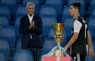 Thua chung kết, Ronaldo nhận thêm 'mưa gạch' từ CĐV