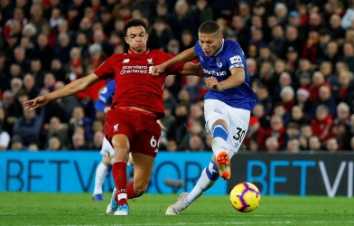 Everton vs Liverpool: Thêm 1 bước dài về đích