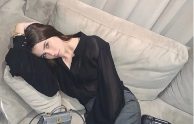 Ngắm nhan sắc 'bông hồng' Romania kiêm 'bà trùm' bóng đá