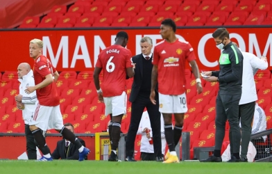 Van de Beek đi vào lịch sử trong ngày buồn của MU