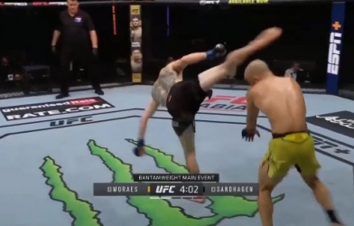 VIDEO: Võ sĩ knock-out đối thủ bằng cú đá 'mở nắp chai' 