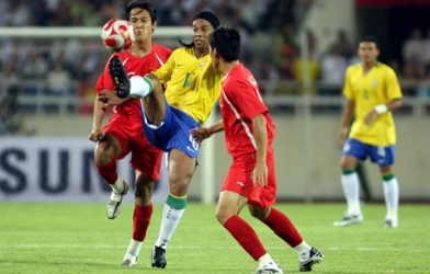 Ronaldinho vỗ tay tán thưởng cho tài năng của cựu tuyển thủ VN