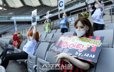 Đội bóng Hàn Quốc bị phạt nặng vì dùng búp bê người lớn cổ vũ
