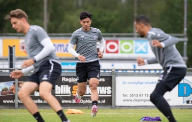 Văn Hậu khoe cơ bắp cuồn cuộn trên sân tập của Heerenveen