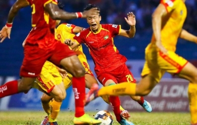 VIDEO: Cầu thủ Thanh Hóa đạp sau khiến Văn Đức lên cáng rời sân