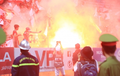 VIDEO: Pháo sáng của CĐV Hải Phòng biến Hàng Đẫy thành cầu trường rực lửa