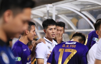 VIDEO: Đình Trọng xuất hiện lần đầu sau phẫu thuật, chúc mừng chức VĐ của Hà Nội