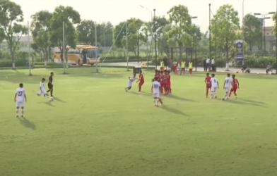 VIDEO: Em họ Công Phượng hóa 'người hùng' với siêu phẩm sút xa 30 mét