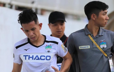 VFF được đề nghị xử phạt cầu thủ ném bóng vào mặt Hồng Duy