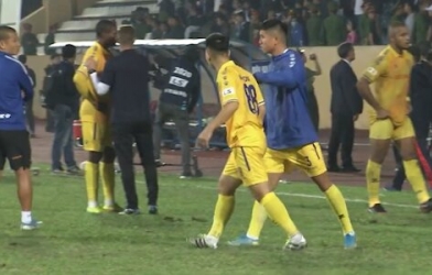 VIDEO: Cầu thủ Nam Định nổi giận mắng chửi ngoại binh vì để đội nhà thua trận