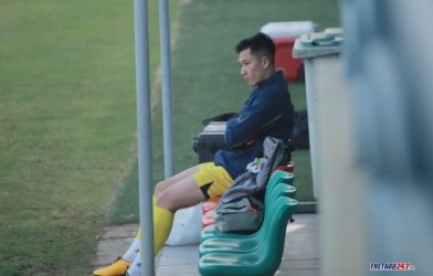 Hai Long ngồi thất thần nhận tin rời tuyển vì chấn thương